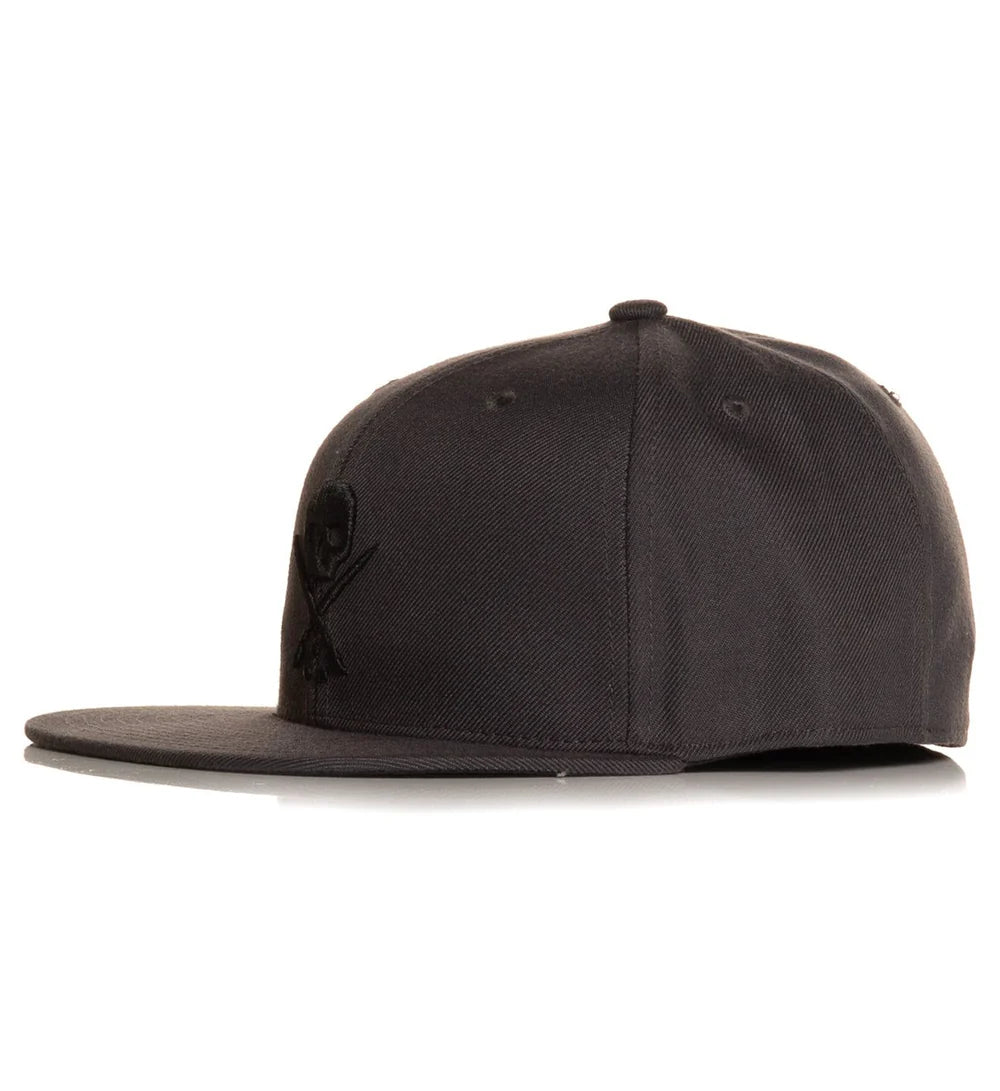 BADGE FITTED HAT DARK GREY