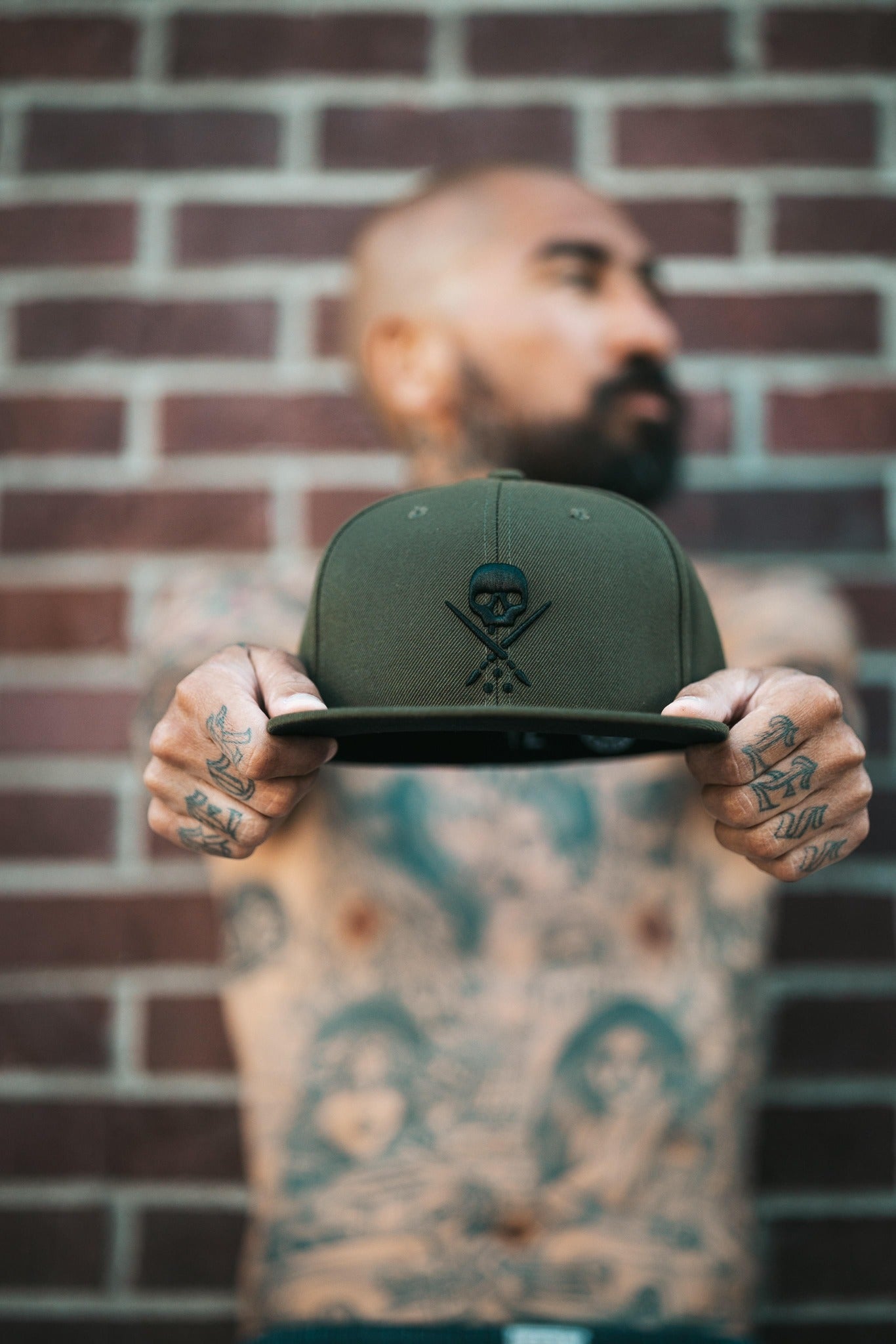 BADGE FITTED HAT DARK MARSH