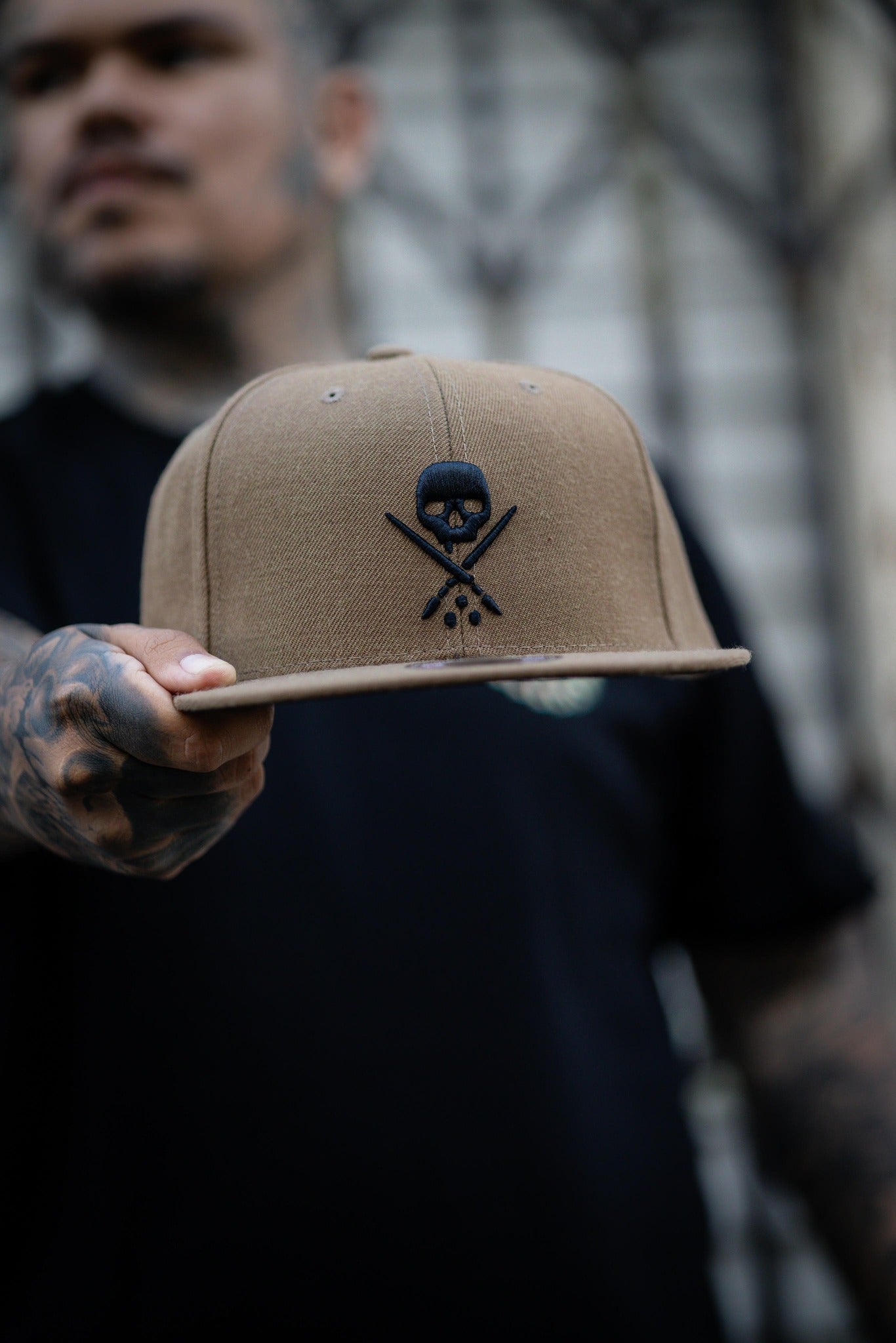 BADGE FITTED HAT COFFEE