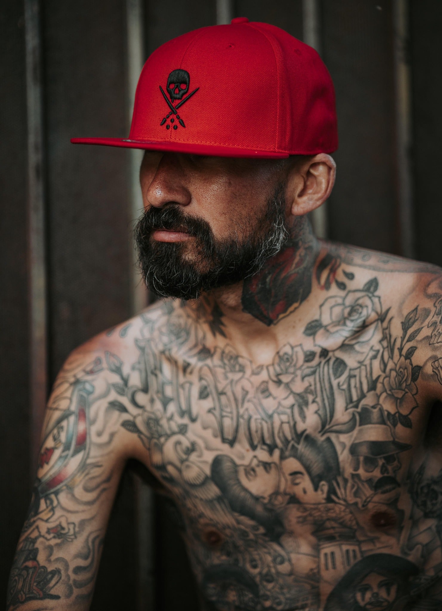 BADGE FITTED HAT SCARLET