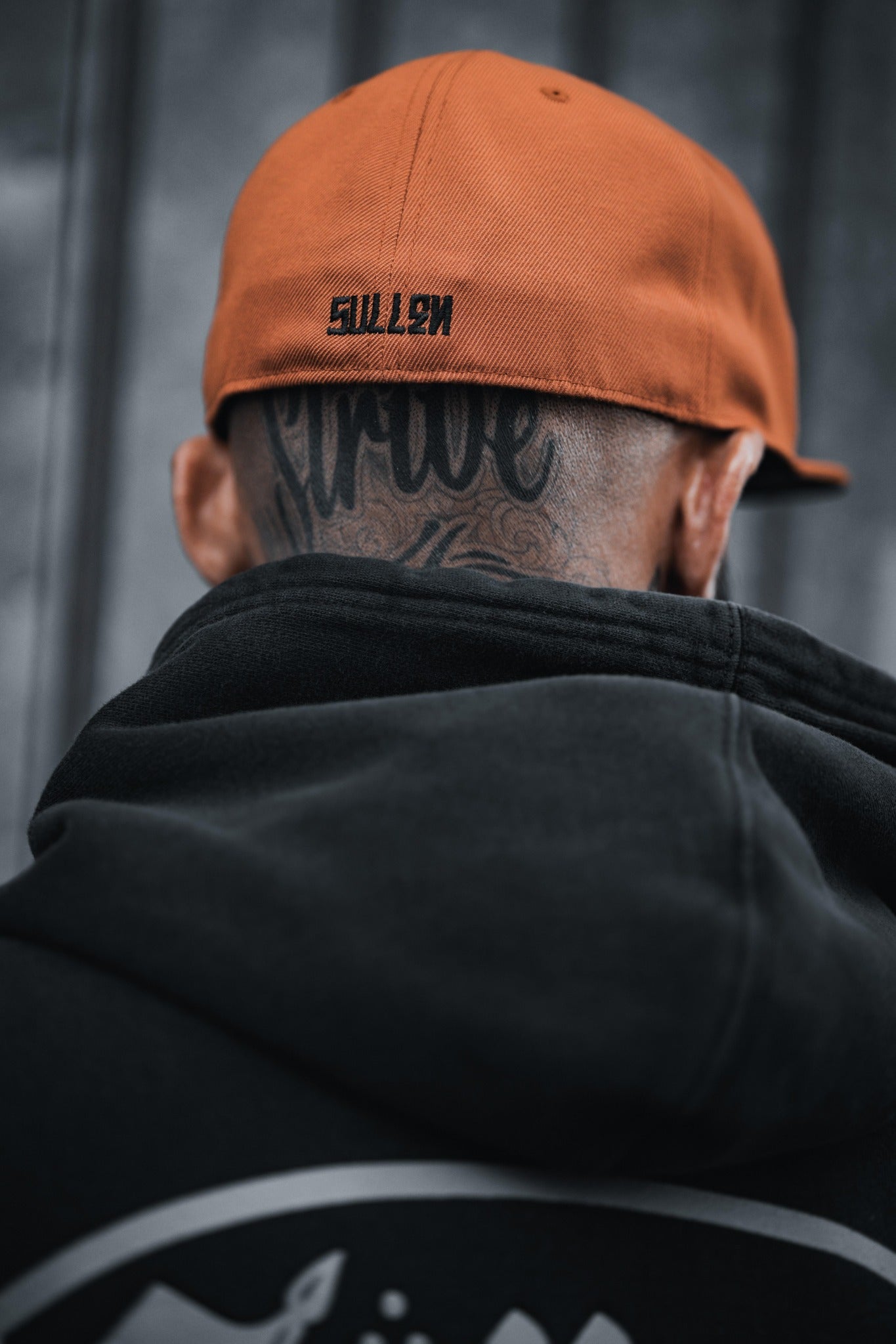 BADGE FITTED HAT BURNT ORANGE