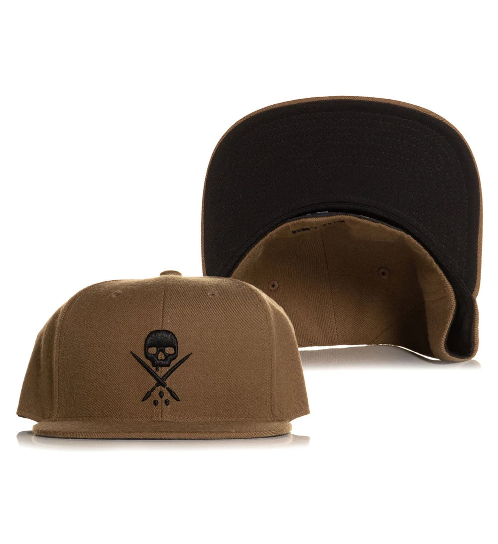 BADGE FITTED HAT COFFEE