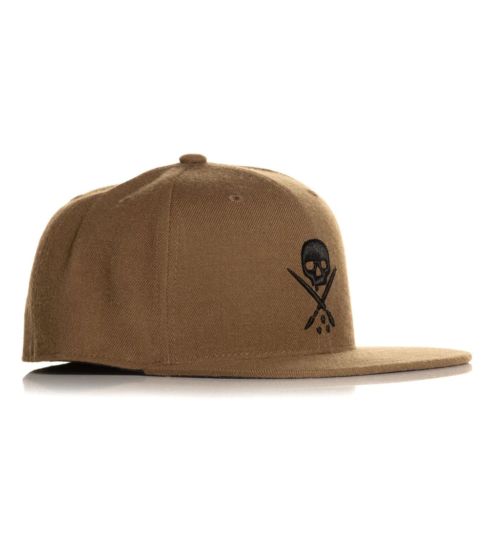 BADGE FITTED HAT COFFEE