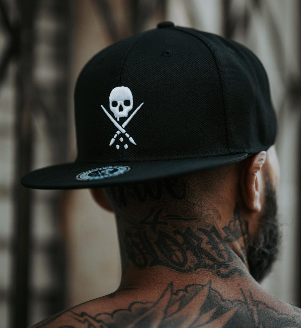 BADGE FITTED HAT BLACK