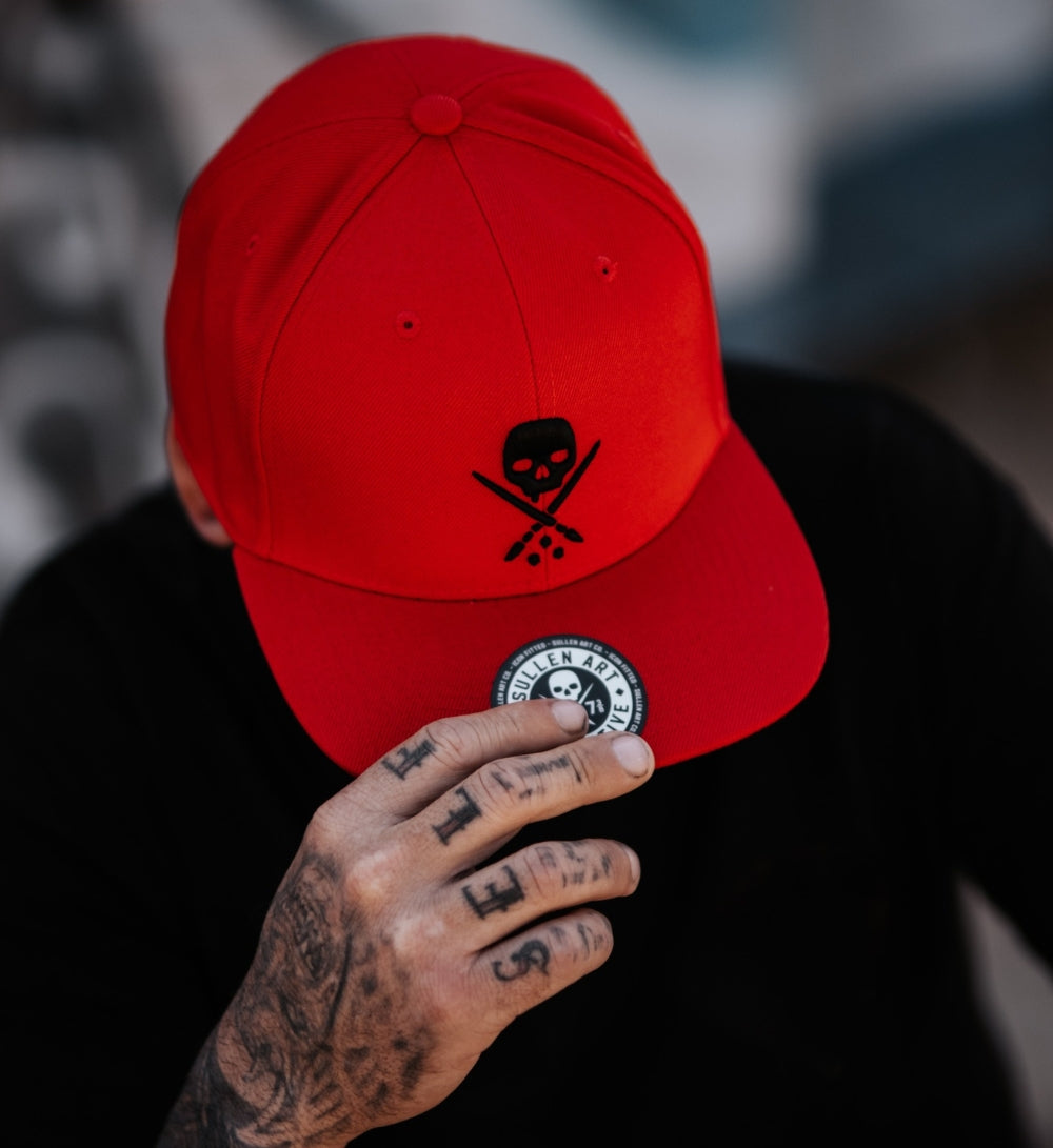 BADGE FITTED HAT SCARLET