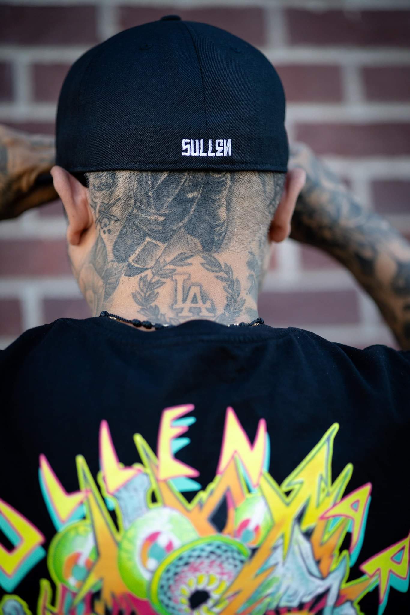 BADGE FITTED HAT BLACK