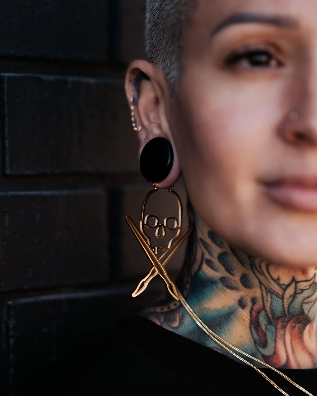 SOLID BADGE EARRINGS - GOLD
