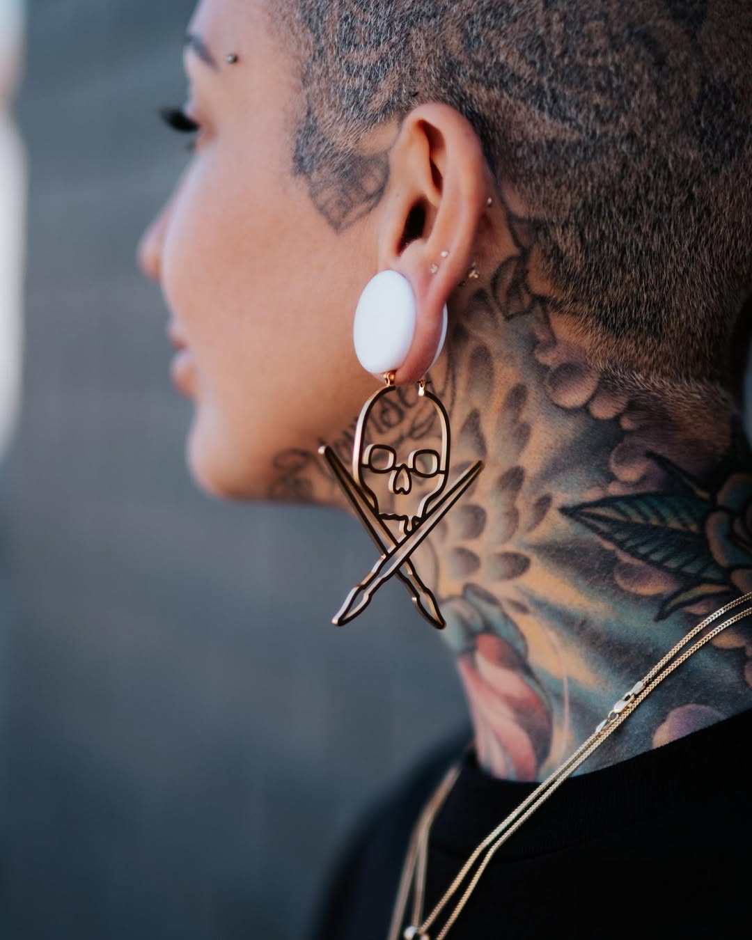 SOLID BADGE EARRINGS - GOLD