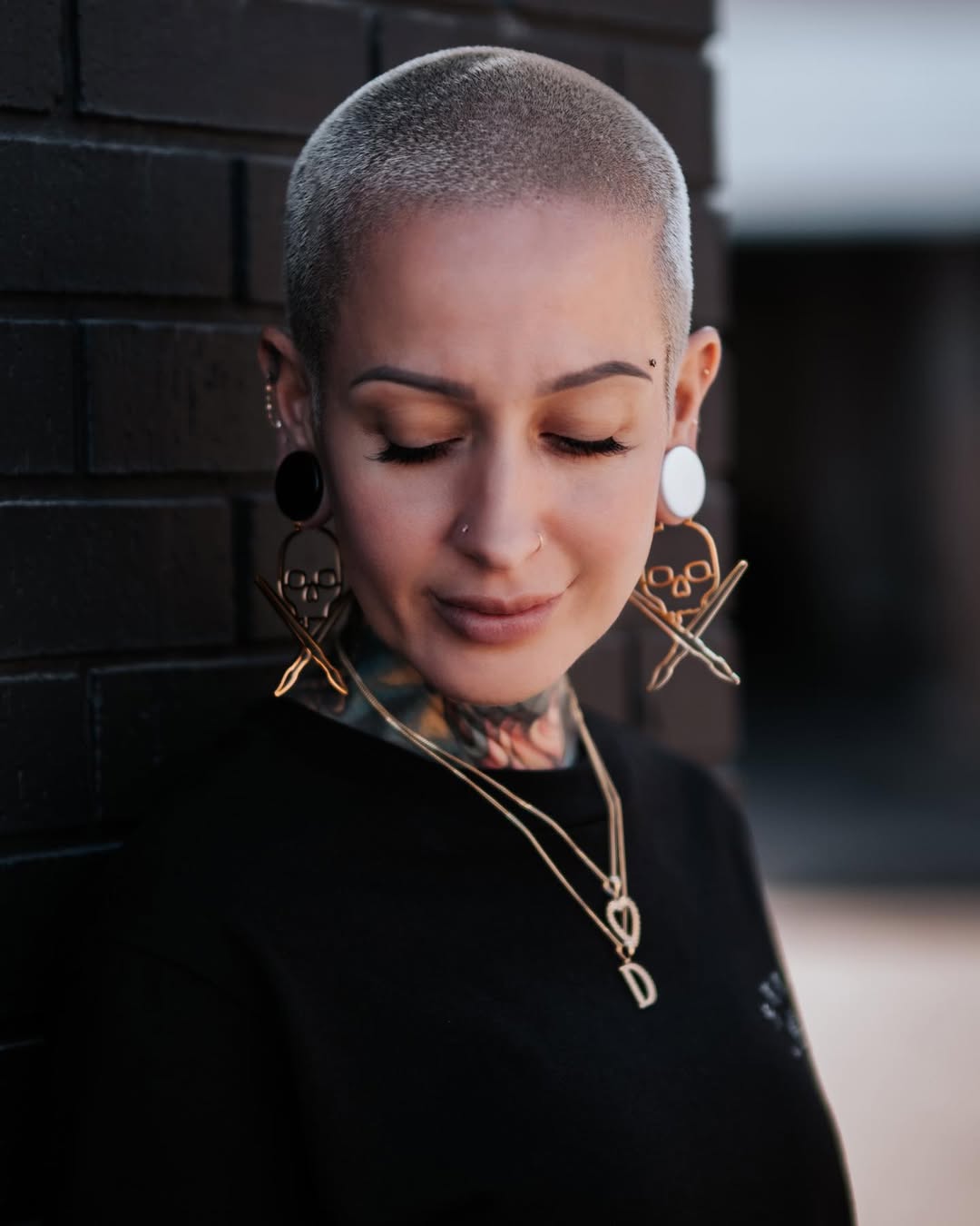 SOLID BADGE EARRINGS - GOLD