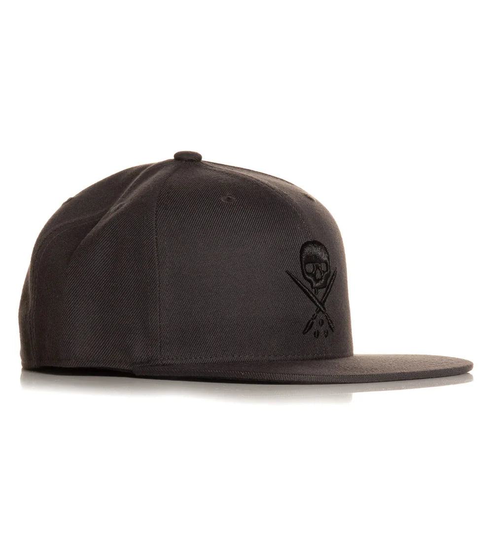 BADGE FITTED HAT DARK GREY