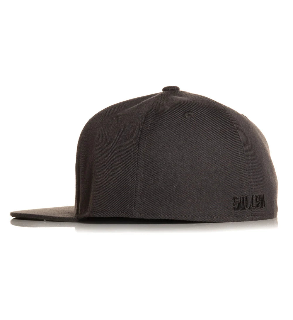 BADGE FITTED HAT DARK GREY