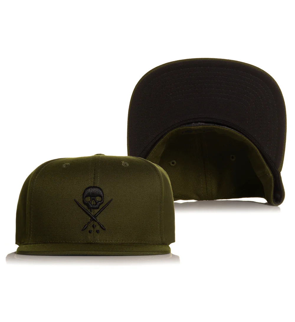 BADGE FITTED HAT DARK MARSH