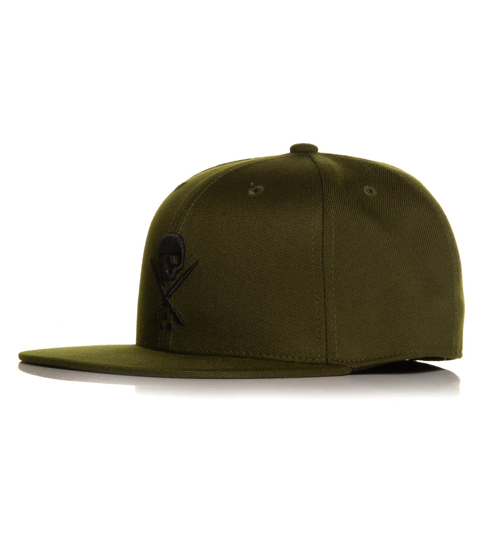 BADGE FITTED HAT DARK MARSH