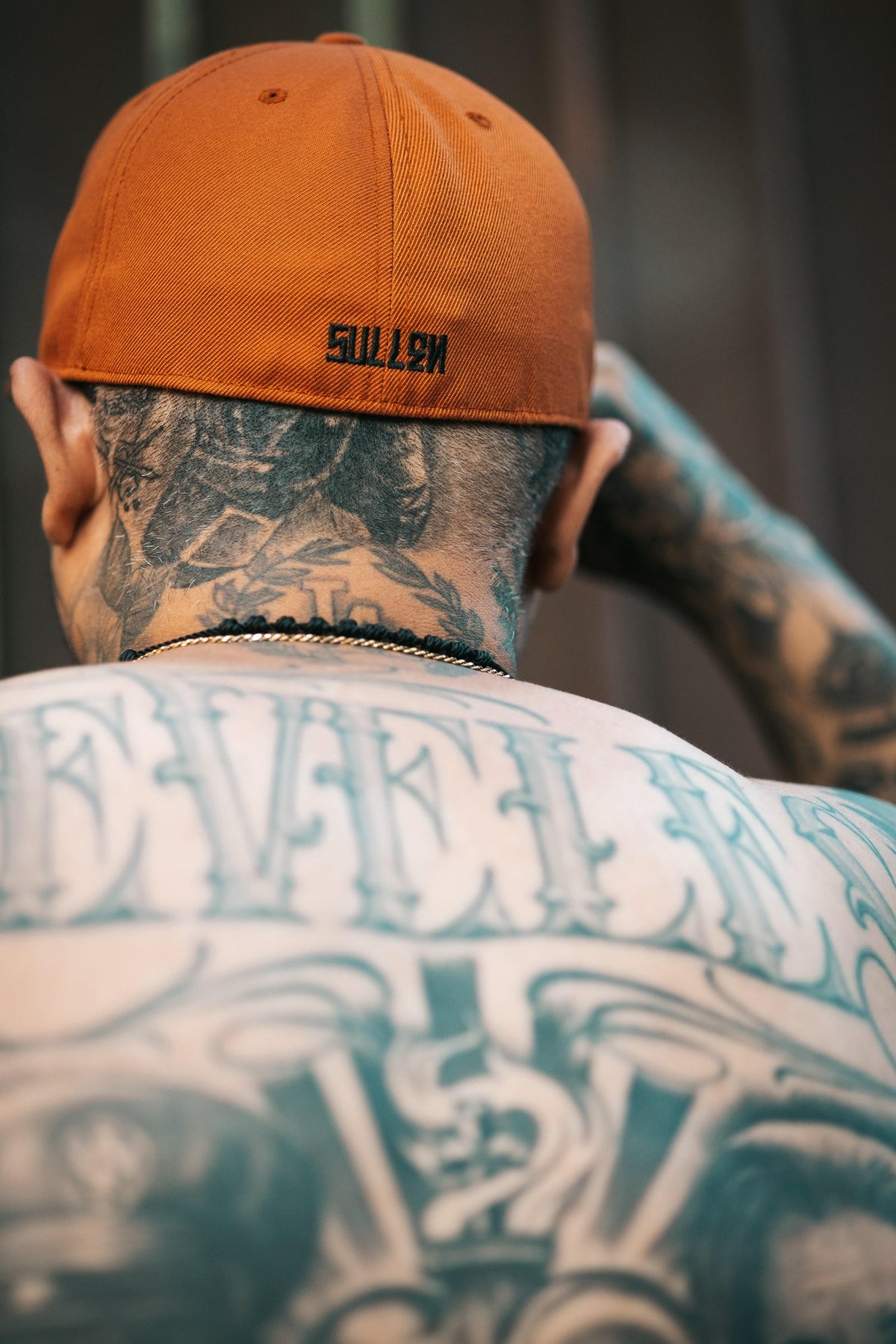 BADGE FITTED HAT BURNT ORANGE