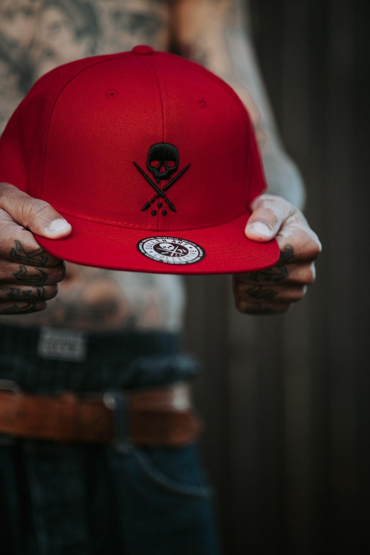 BADGE FITTED HAT SCARLET