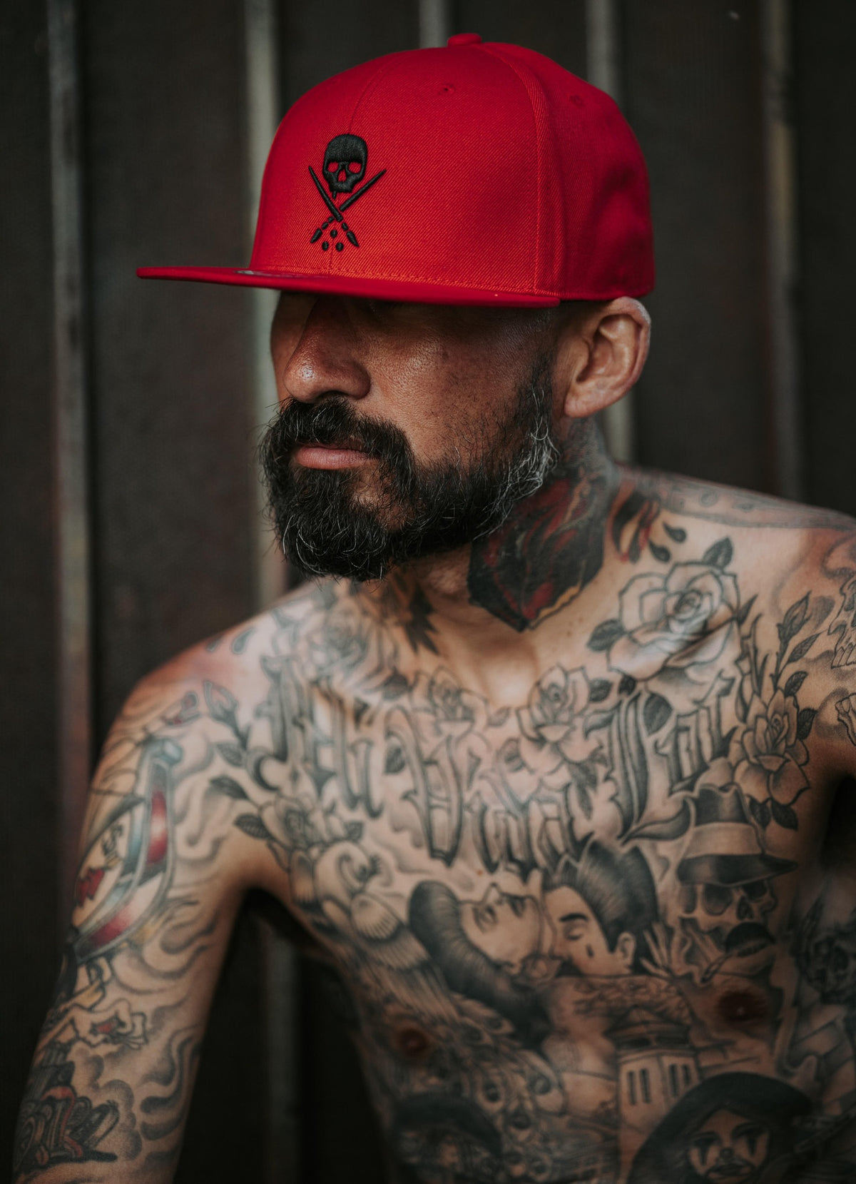 BADGE FITTED HAT SCARLET