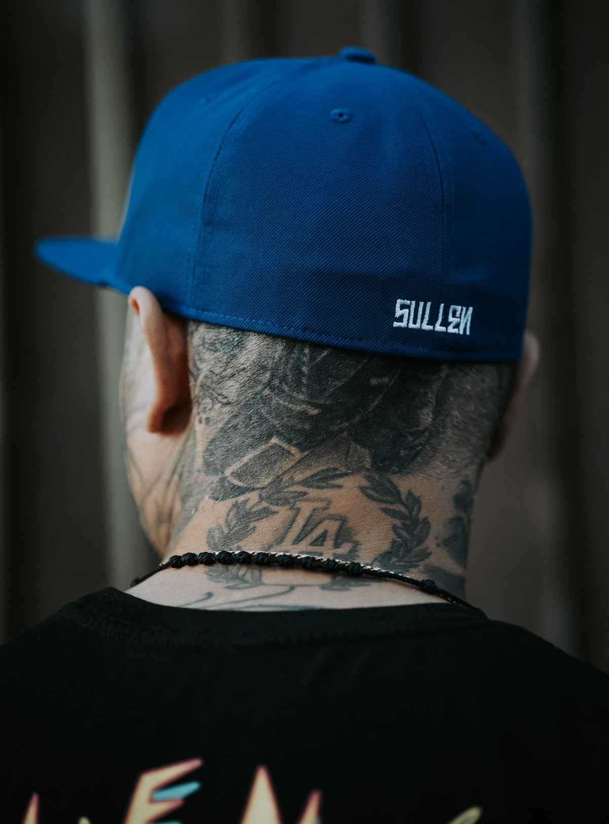 BADGE FITTED HAT ROYAL BLUE