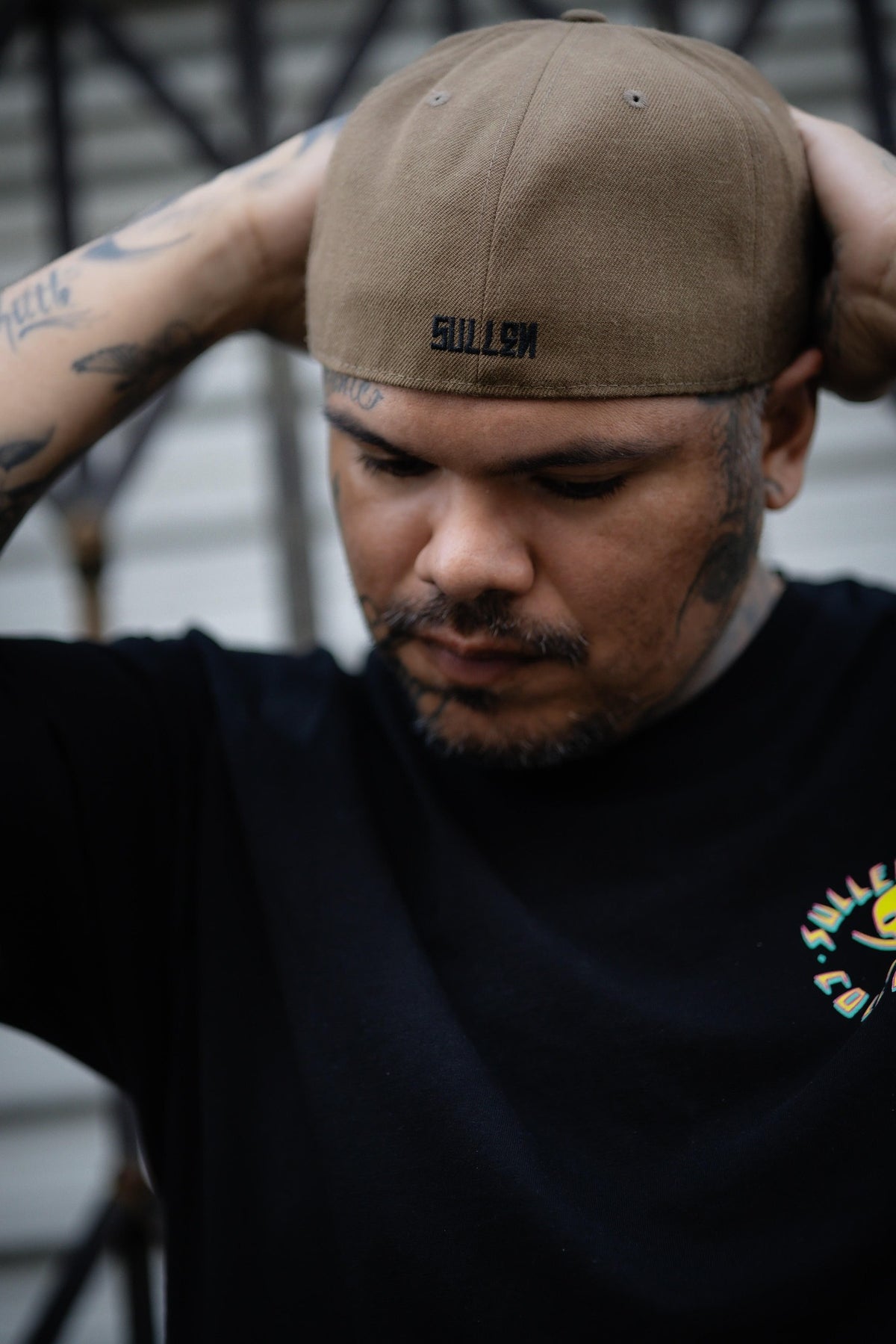 BADGE FITTED HAT COFFEE