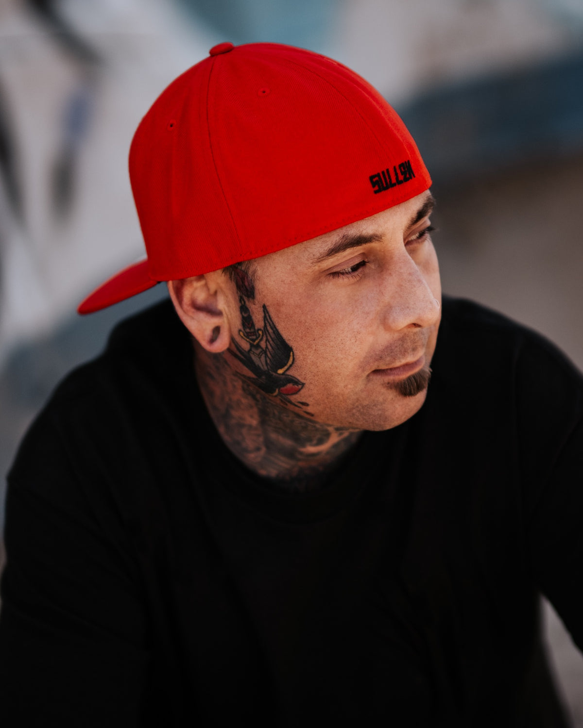 BADGE FITTED HAT SCARLET