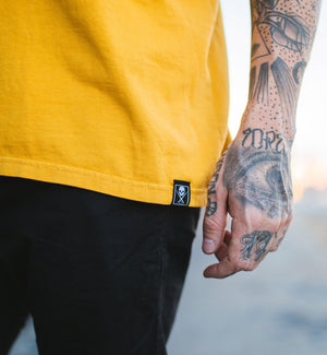 THE SOLIDS PREMIUM TEE MUSTARD