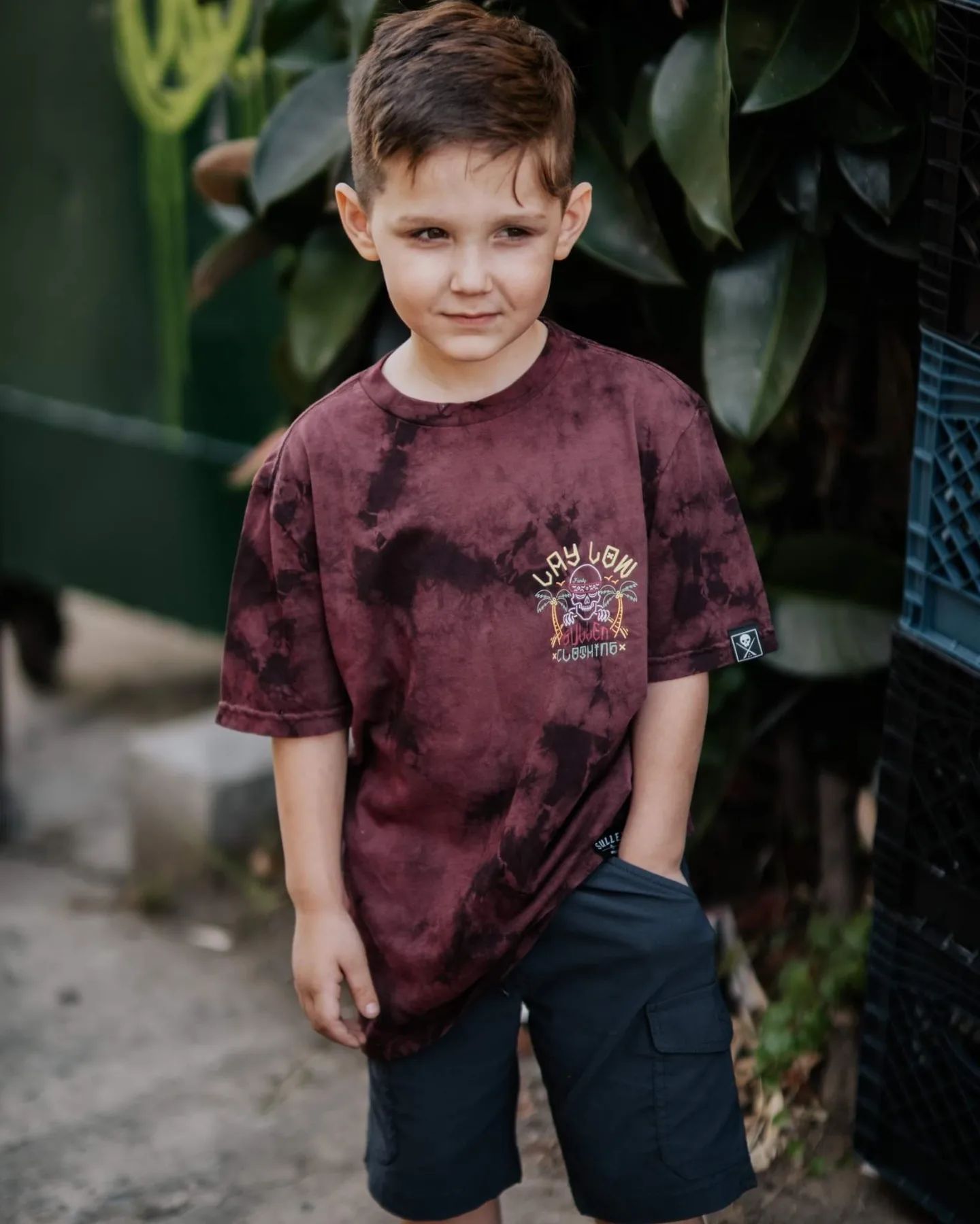 STAY LOW PREMIUM TEE / NIÑO