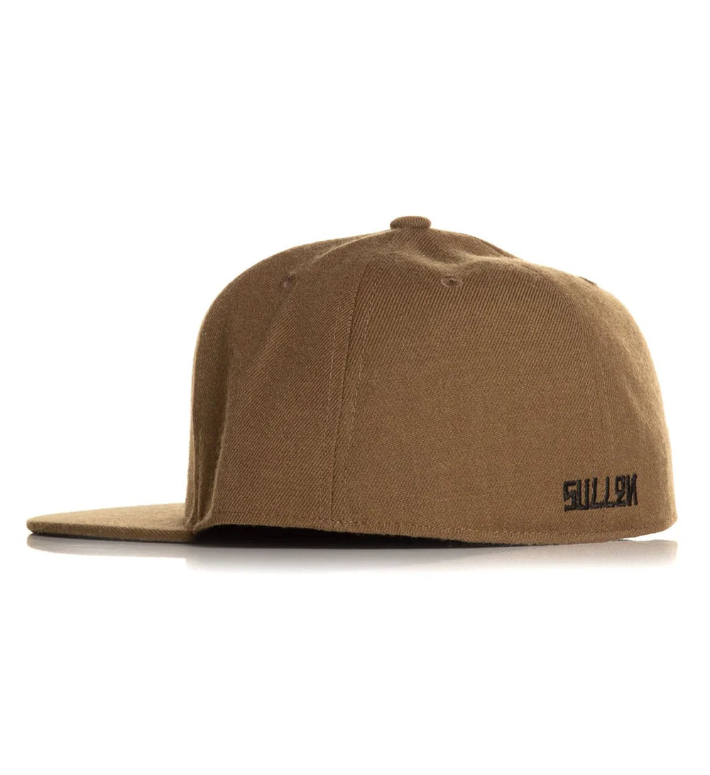 BADGE FITTED HAT COFFEE