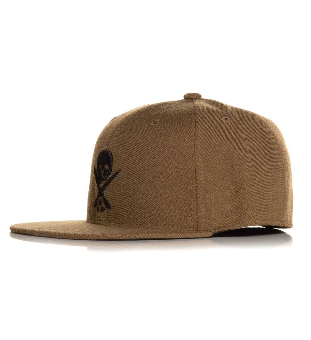 BADGE FITTED HAT COFFEE