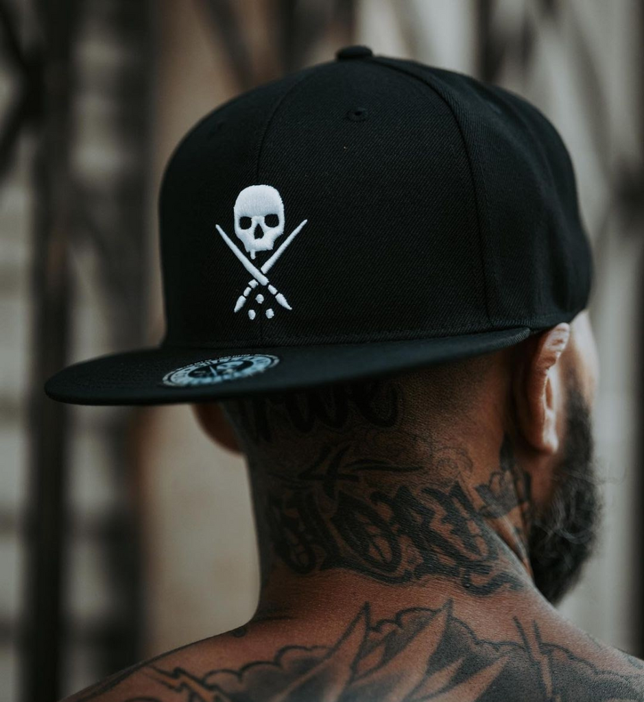 BADGE FITTED HAT BLACK