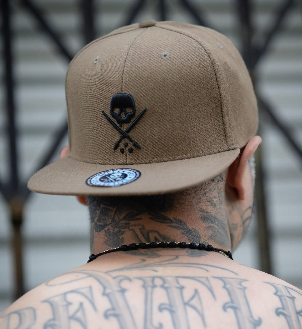 BADGE FITTED HAT COFFEE