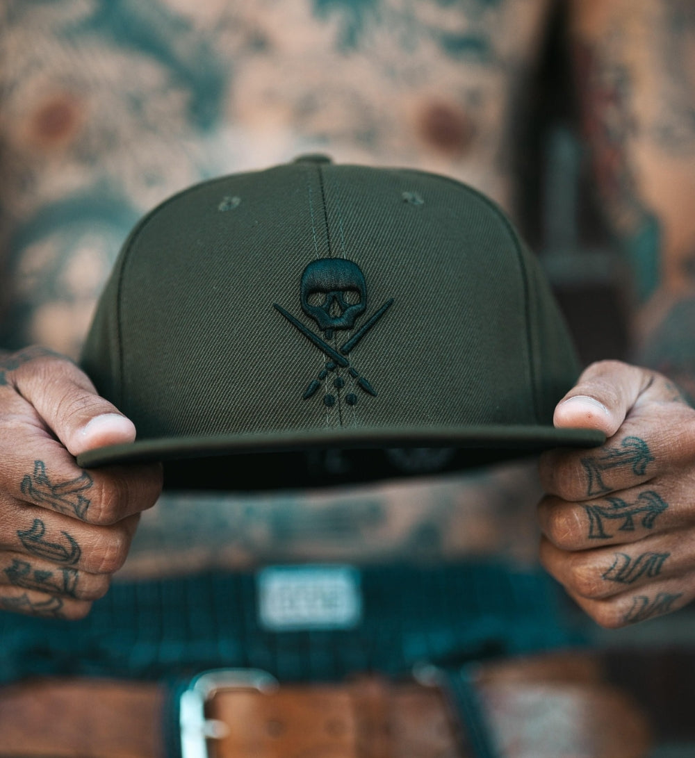 BADGE FITTED HAT DARK MARSH