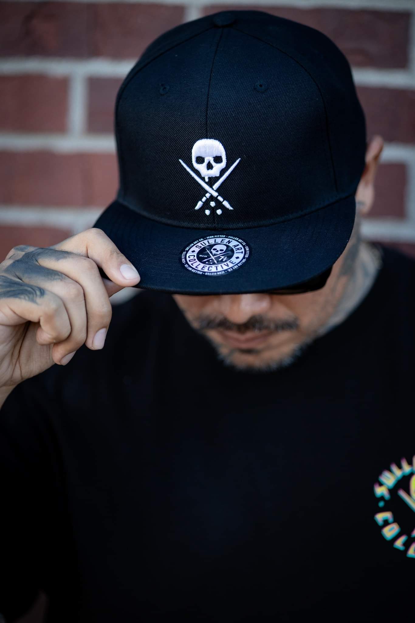 BADGE FITTED HAT BLACK