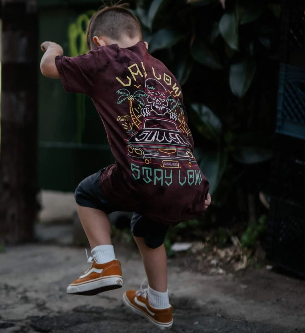 STAY LOW PREMIUM TEE / NIÑO