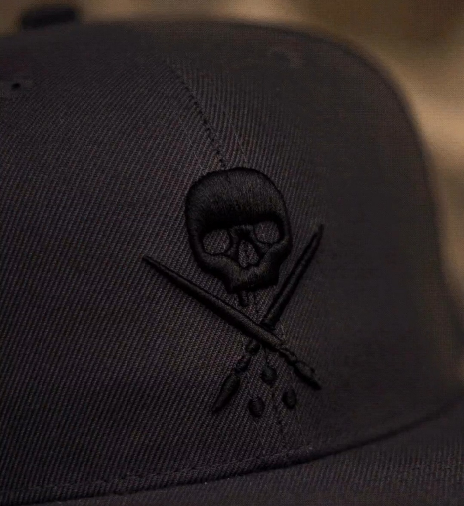 BADGE FITTED HAT DARK GREY