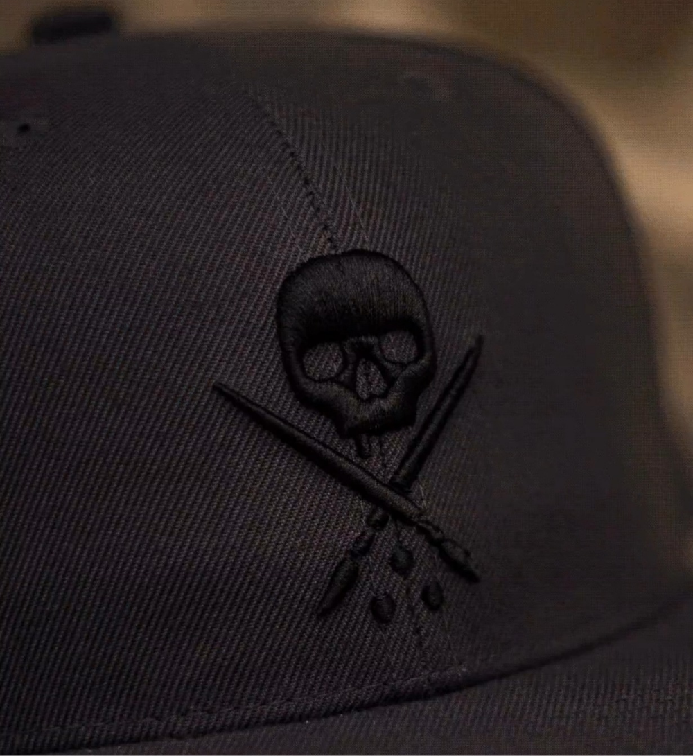 BADGE FITTED HAT DARK GREY